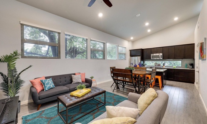 Govalle House | UT Football Fave - Mins to Downtown, Rainey Street