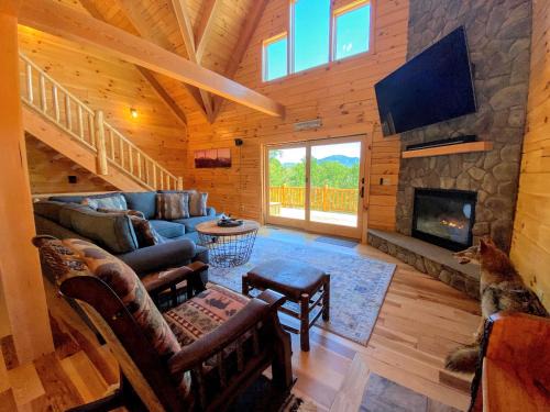 Bethlehem Villa | UV Log home with direct Cannon Mountain views Minutes to attractions Fireplace Pool Table AC