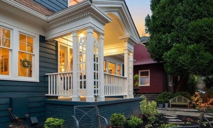 University District House | UW Charming Blue Home |WS 97| 4 AC |Children Hops.