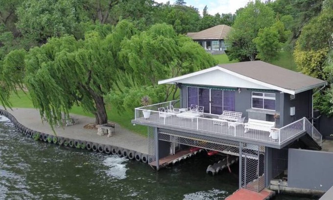 Vaalview House | Vaal River Boathouse Bungalow