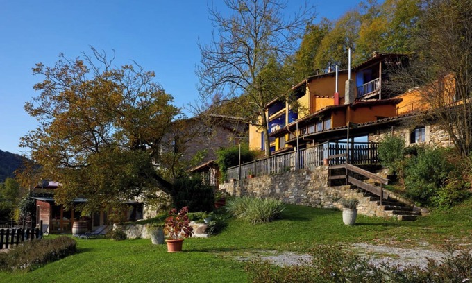 Sant Joan de Les Abadesses House | Vacation Home "Els Mossos, El Reixac Casa Rural" with Mountain View, Shared Pool & Wi-Fi