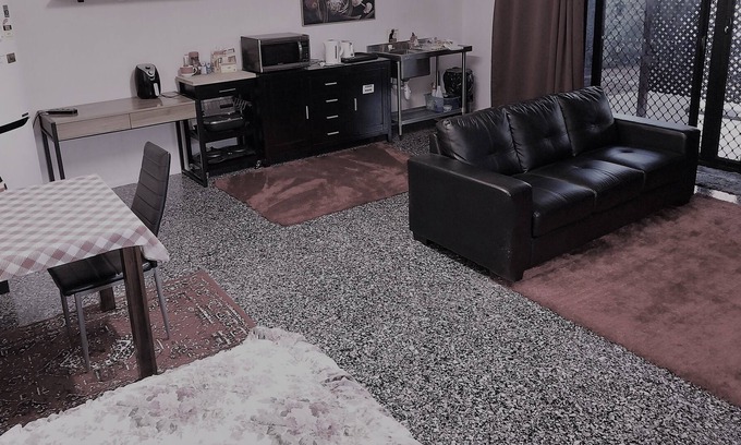 Harristown Apartment | VACANT NOW. Budget Studio room with all you need. Near shops and Uni.