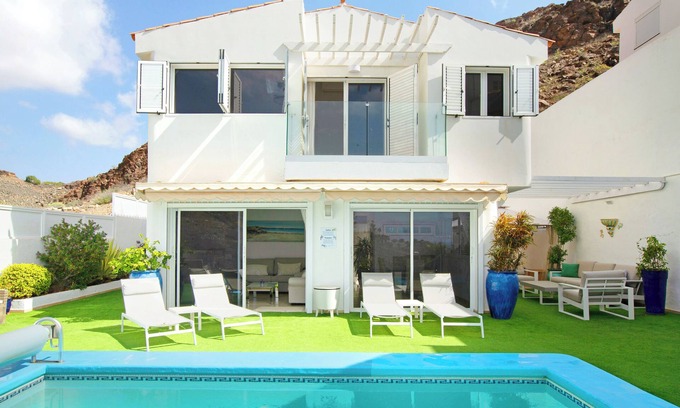 San Agustin House | Vacation Home 'Casa el Quijote' with Sea View, Pool & Wi-Fi