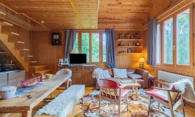 Saint-Pierre-en-Faucigny House | Vacation Home "Quiet and Authentic Mountain Chalet" with Mountain View, Private Terrace & Wi-Fi