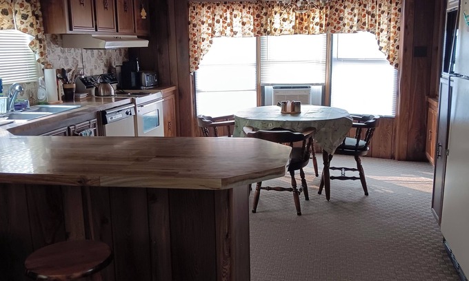 Fort Smith House | Vacation Abode! Same Host as Fly Fisher Abode. Family friendly. 2 bd/1lrg bath.