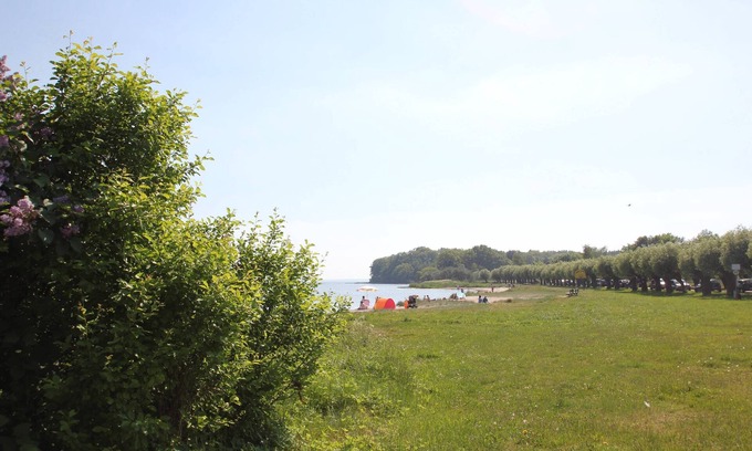 Neuendorf Apartment | Vacation apartment close to the beach with a beautiful garden - Ferienhaus Gisela