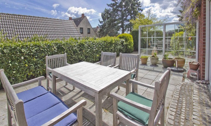 Neuendorf Apartment | Vacation apartment close to the beach with a beautiful garden - Ferienhaus Gisela