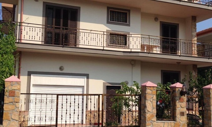 Strongoli House | Vacation apartment right by the sea