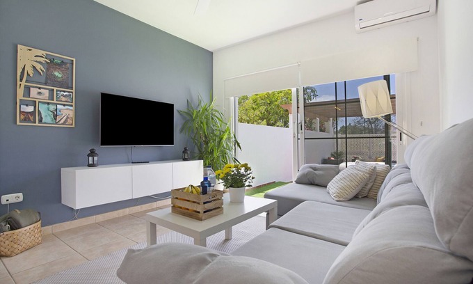 Caleta de Fuste Apartment | Vacation Apartment 'Apartamento 104' with Mountain View, Wi-Fi and Air Conditioning