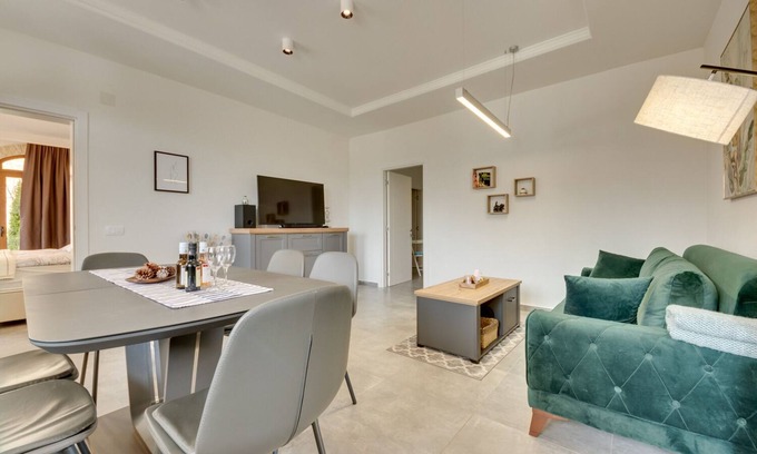Bar Apartment | Vacation apartment/apartment for 4 guests with 108m² in Zupci (264266)
