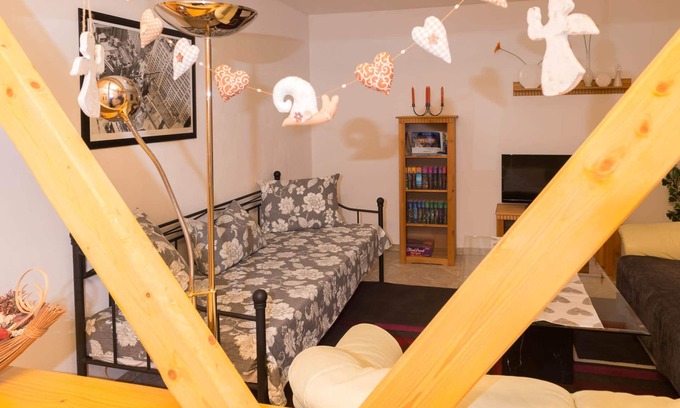 Naundorf Apartment | Vacation apartment below the vineyards in Radebeul, 3 min. walk to Schloss Wackerb.