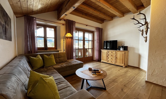 Grashof Apartment | Vacation apartment Chiemsee 91sqm, balcony, kitchen, 2 bedrooms, 1 living room, WLAN
