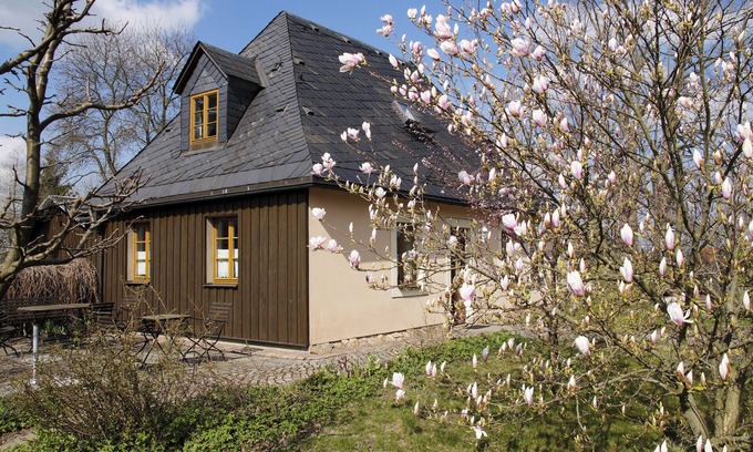 Augustusburg Apartment | Vacation apartment garden house first floor in listed Lotterhof