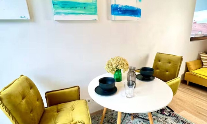 Ludwigsburg Apartment | Vacation apartment Aramis- As good as new penthouse apartment ni yellow