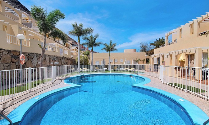 Lomo Quiebre Apartment | Vacation Apartment 'Mangueros Suite 18 Puerto de Mogán' with Mountain View and Shared Pool