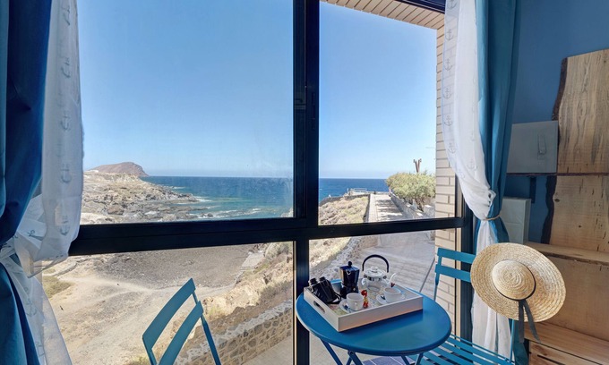 Los Abrigos Apartment | Vacation Apartment 'Los Abrigos Oceano Al Alba Wifi' with Sea View and Wi-Fi