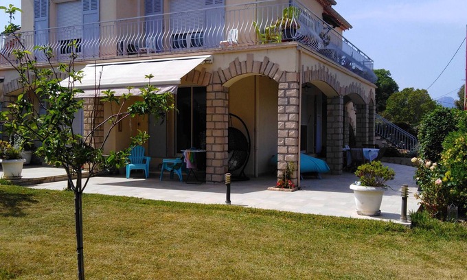 Carqueiranne Apartment | Vacation apartment in a two-family house