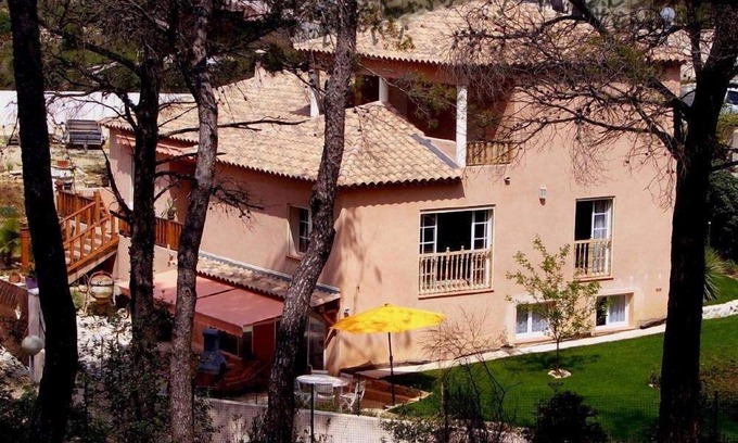 Bandol Villa | Vacation apartment in Provencal villa between stone pine trees, 350m from beach