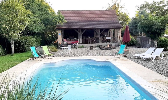 Montcony Apartment | Vacation apartment "Grenier" in a former farmhouse with pool