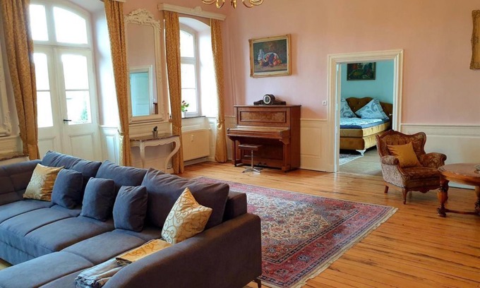 Hilbringen Apartment | Vacation apartment in the castle "Hesse von Hilbringen" - Schloss Hilbringen