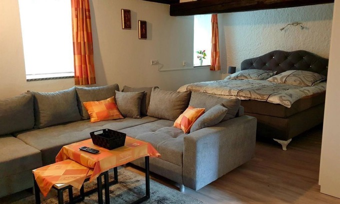 Hilbringen Apartment | Vacation apartment in the "Jean Huart" farm wing - Hilbringen Castle