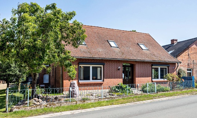 Seedorf Apartment | Vacation apartment "Kleines Glück" Seedorf/Lenzen (Elbe) with large garden and WLAN