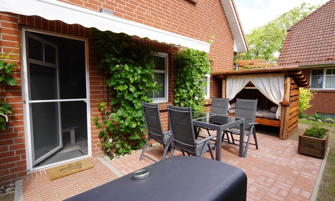 Serrahn Apartment | Vacation apartment "Kranich" on Lake Krakow with terrace and playroom