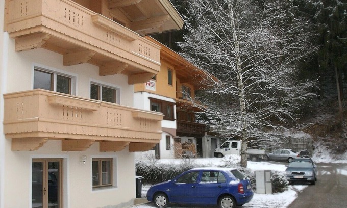 Zillertal Apartment | Vacation apartment on the edge of the forest only 100m from the ski slope.