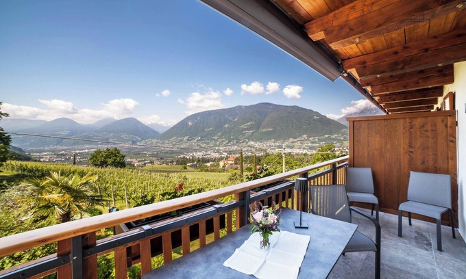 Merano Apartment | Vacation Apartment "Pinot" with Mountain View, Wi-Fi, Balcony & Garden