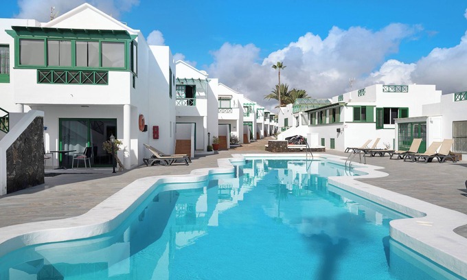 Los Pocillos Apartment | Vacation Apartment "Rubí" close to the Sea with Shared Pool & Wi-Fi