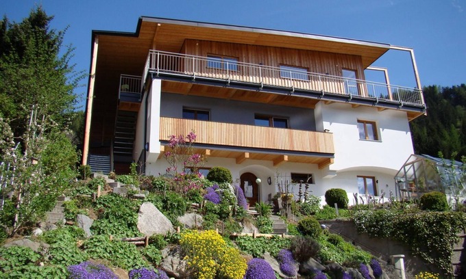 Mieders Apartment | Vacation apartment Serlesblick with direct access to the ski slope, WLAN and terrace