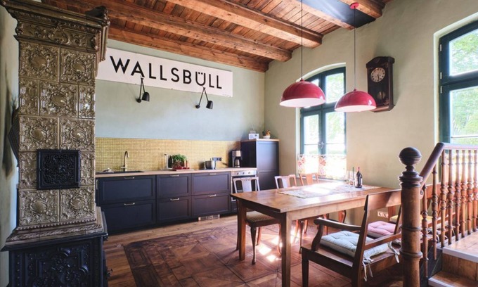 Wallsbull Apartment | Vacation apartment station building