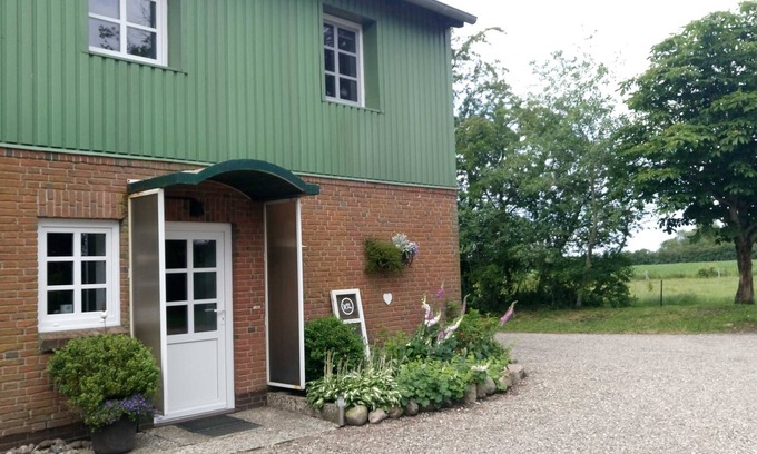 Oeversee Apartment | Vacation apartment Thomsen: Holiday relaxation with a large garden - FeWo Thomsen