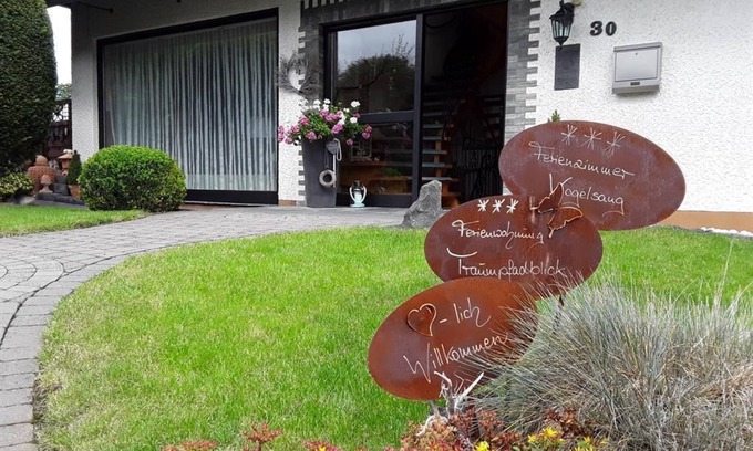 Rhens Apartment | Vacation apartment Traumpfadblick - Holiday apartment with balcony