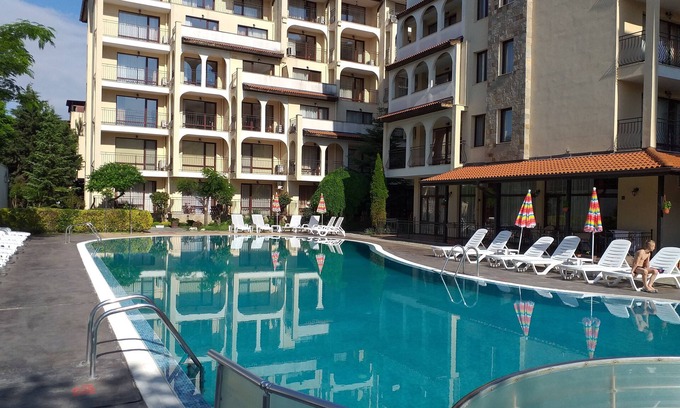 Sunny Beach Condo | Vacation apartment with 2 bedrooms (5 beds), 1 living room with kitchenette
