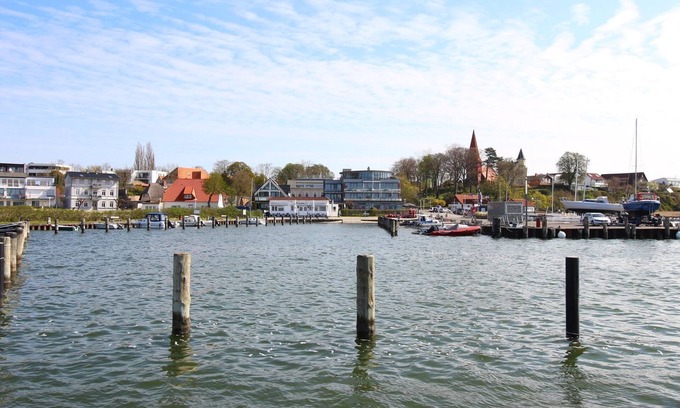 Altefaehr Apartment | Vacation apartment Zeitlos with sun and lake view - Ferienwohnung Zeitlos