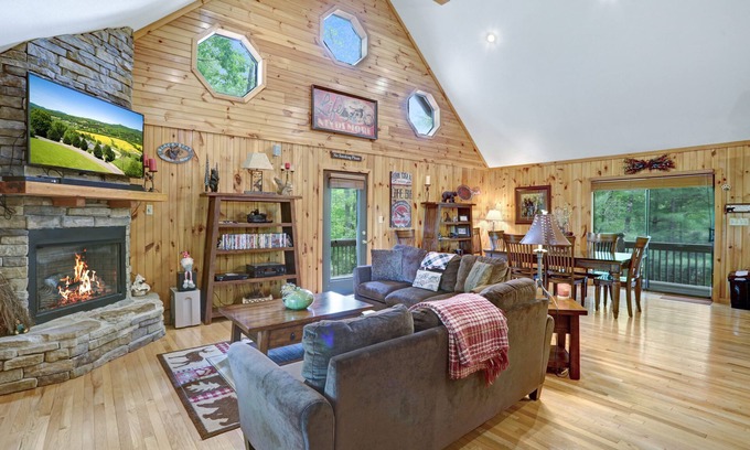 Unaka House | Vacation at a family & pet friendly cabin in the Blue Ridge mountains!