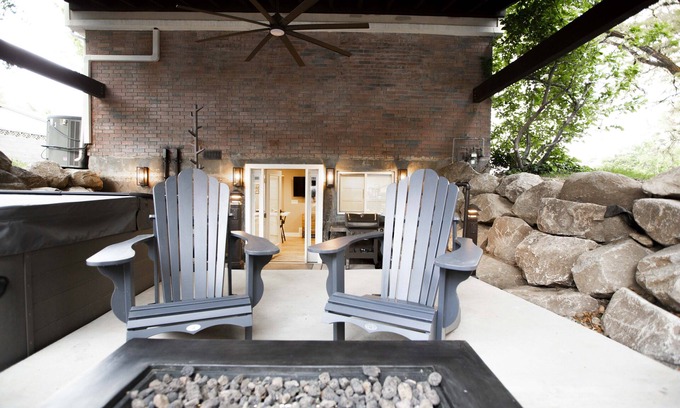 Sandy Apartment | Vacation Bliss! Skier's Dream! Covered Hot Tub/Spa, Fire Pit, Mountain Views.