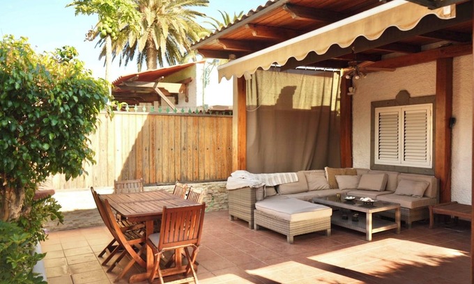 Playa del Ingles Apartment | Vacation 'Bungalow En Playa Del Inglés' with Shared Pool, Private Terrace and Wi-Fi