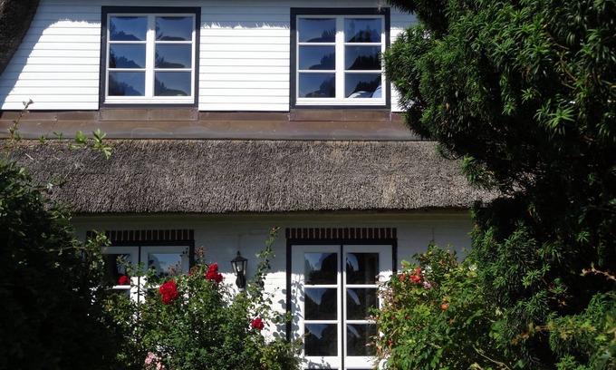 Pommerby Apartment | Vacation by the sea in a thatched-roof house; fireplace, free WiFi, 2 Smart TVs, sauna from 2022