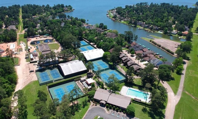 Walden on Lake Conroe Condo | Vacation condo next to the marina and two parks.nEnglish and Mandarin speaking
