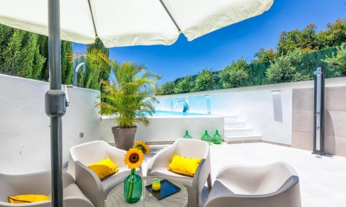 Los Llanos Villa | Vacation Home "Bayton House" with Mountain and Garden View, Private Pool & Wi-Fi