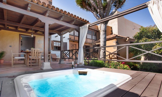San Juan de la Rambla House | Vacation Home 'La Casona De La Rambla' with Sea View, Private Garden, Hydromassage bathtub