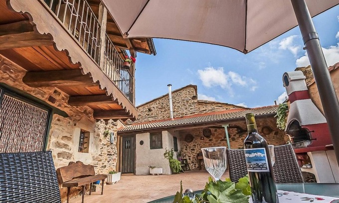 Valdespino de Somoza House | Vacation Home "Jumaca" with Mountain View, Private Terrace & Wi-Fi