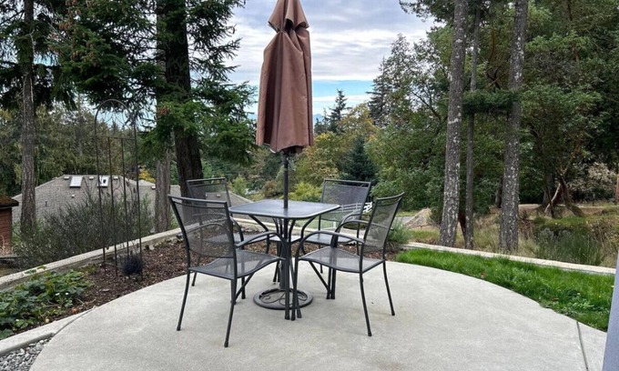 Colwood Condo | Vacation Hilltop Hideaway