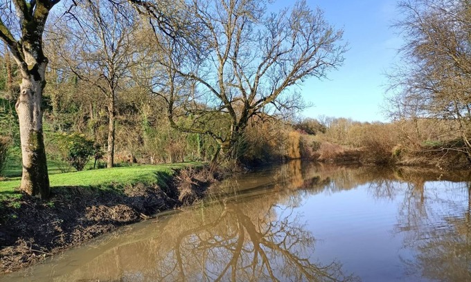 Beaupreau-en-Mauges Cottage | Vacation home in the countryside on the banks of a river.