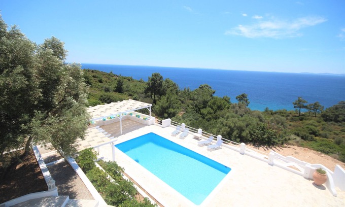 Marathokampos Villa | Vacation home Oraia Théa by the sea with private pool