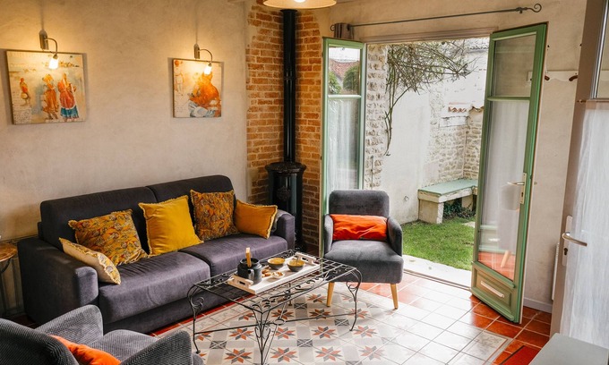 Longeves House | Vacation home/2 bedrooms/La Rochelle 15 min away/enclosed garden/WIFI/Holiday vouchers