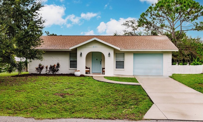 South Venice House | Vacation Home: 3 bedrooms, fire pit, pergola with outdoor seating, we love pets!