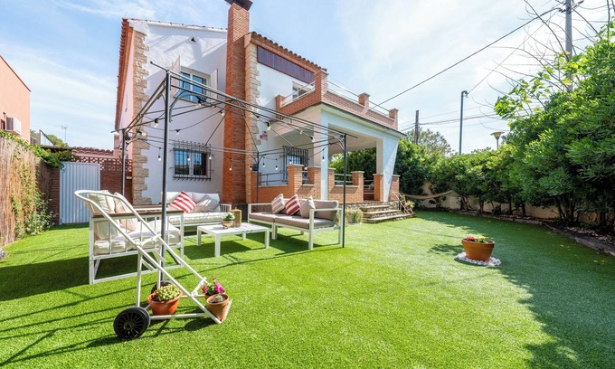 Comarruga House | Vacation Home '50 M to the Beach' with Private Terrace, Wi-Fi and Air Conditioning